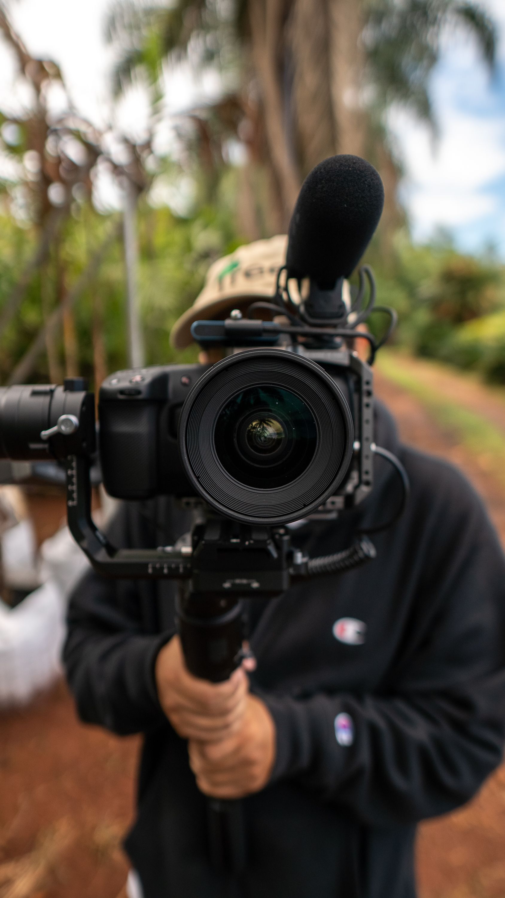 Cameră video pe gimbal, filmând direct spre obiectiv